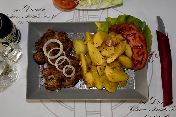 Stek-sa-pekarskim-krompirom